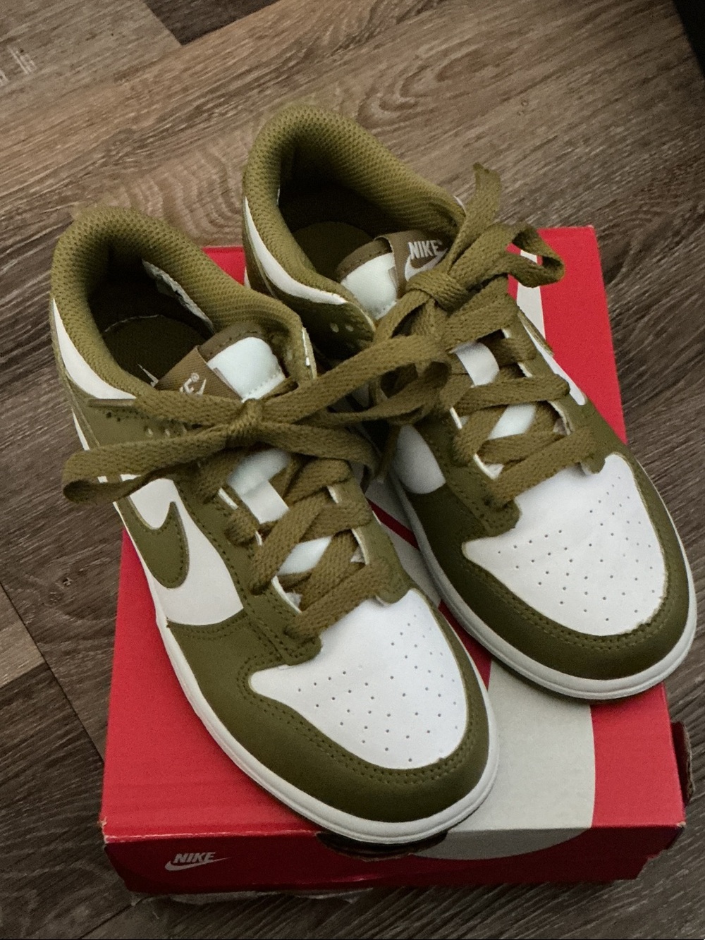 Nike Kids Low-Top Sneakers in Olive Green and White